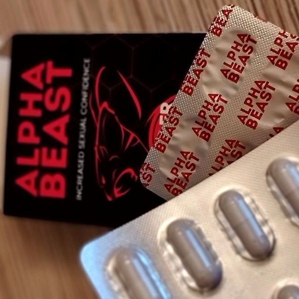 Blister di capsule Alpha Beast appoggiato sulla scatola nera e rossa