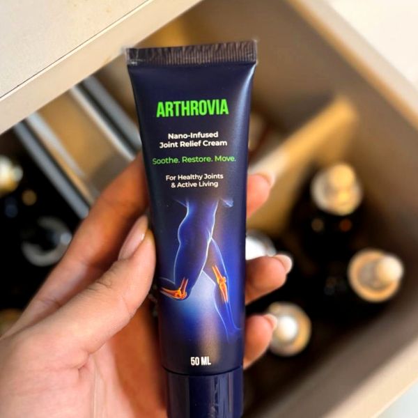Tubo blu scuro di Arthrovia da 50 ml tenuto in mano