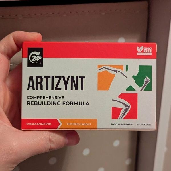 Scatola bianca e rossa di ArtiZynt da 20 capsule tenuta in mano