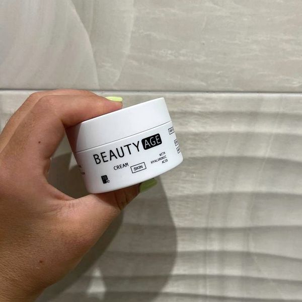 Vasetto bianco di Beauty Age Skin da 30 ml tenuto in mano