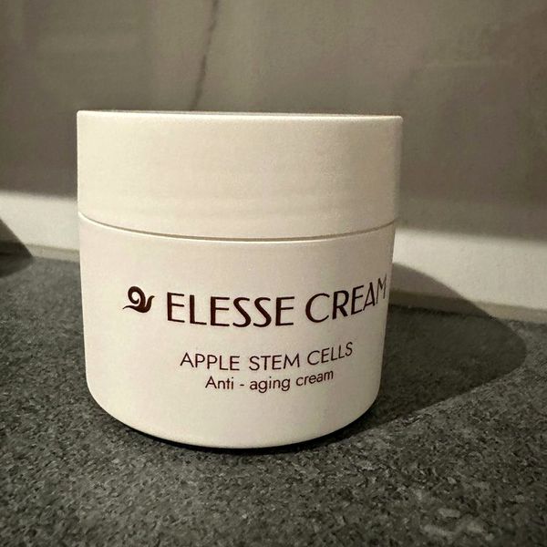 Vasetto bianco di Elesse Cream con la scritta Apple Stem Cells