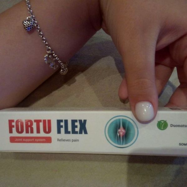 Scatola bianca e rossa di FortuFlex tenuta tra le dita