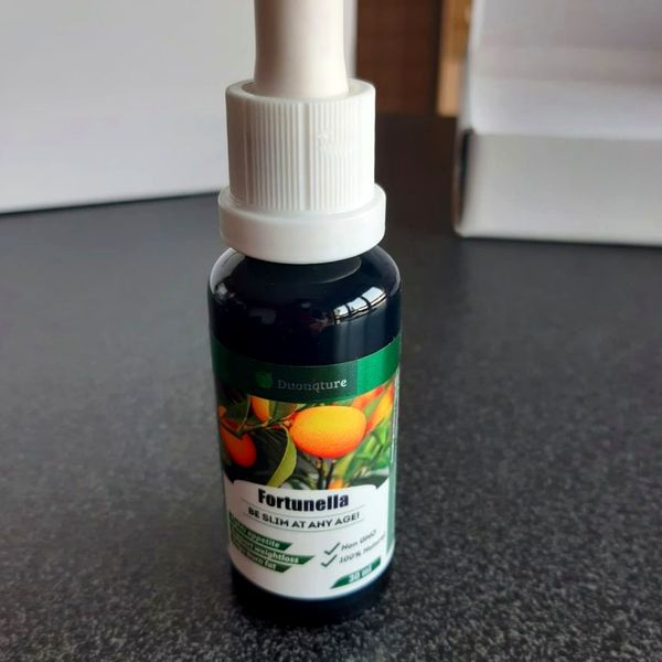 Flacone con contagocce di Fortunella con il kumquat in etichetta