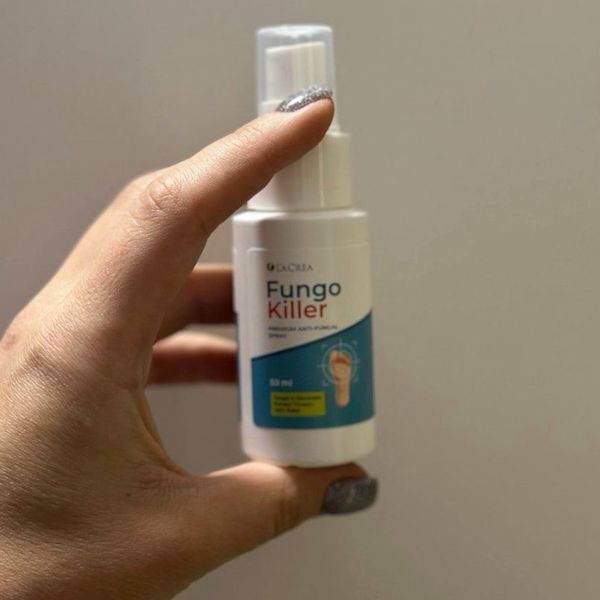 Flacone spray di Fungo Killer da 50 ml tenuto tra le dita