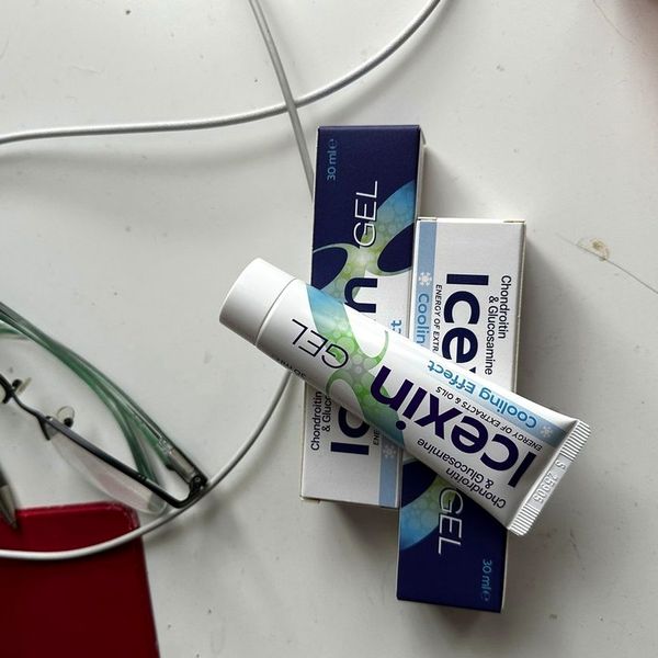 Tubo bianco e blu di Icexin Gel da 30 ml con le sue scatole
