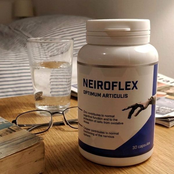 Barattolo bianco e blu di Neiroflex da 30 capsule su un tavolo