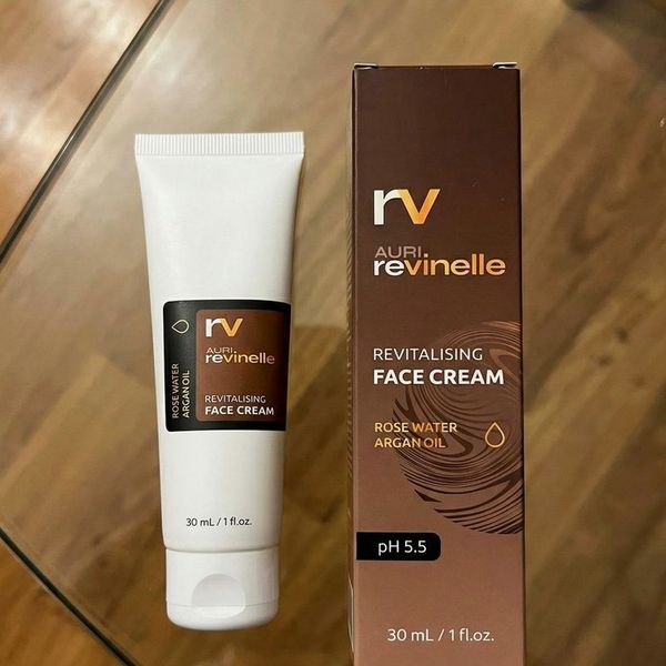 Tubo bianco di Revinelle da 30 ml accanto alla scatola marrone