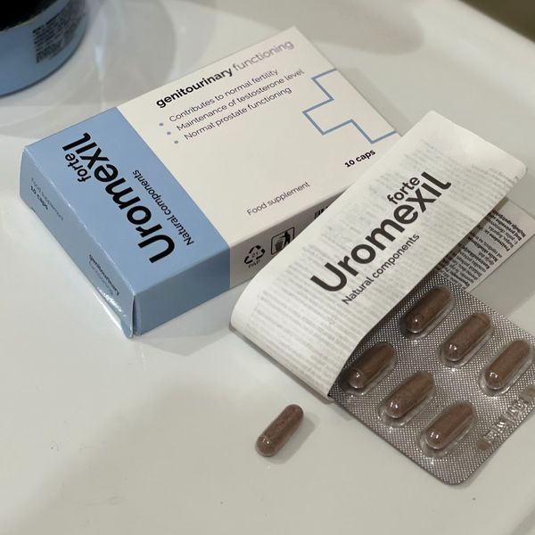 Scatola azzurra di Uromexil Forte con il blister di capsule