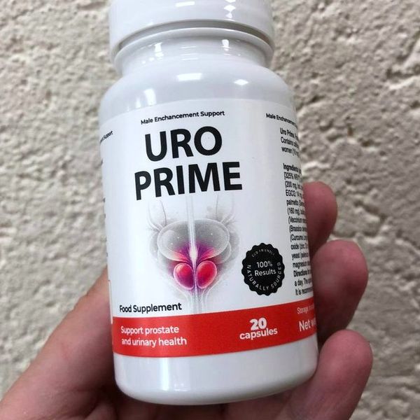 Flacone bianco di UroPrime da 20 capsule tenuto in mano
